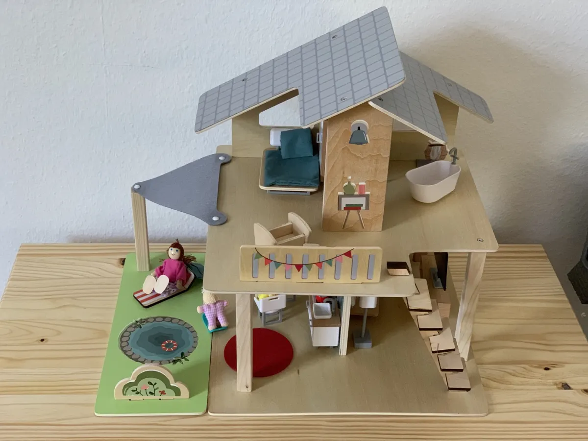 Puppenhaus aus Holz im Therapiezimmer der Praxis